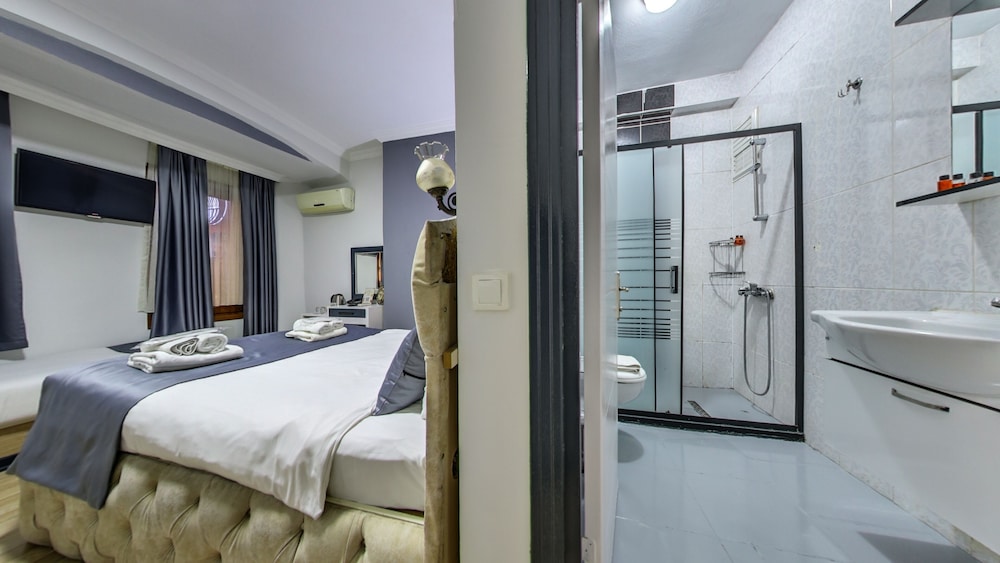 Deluxe Triple Room photo 2