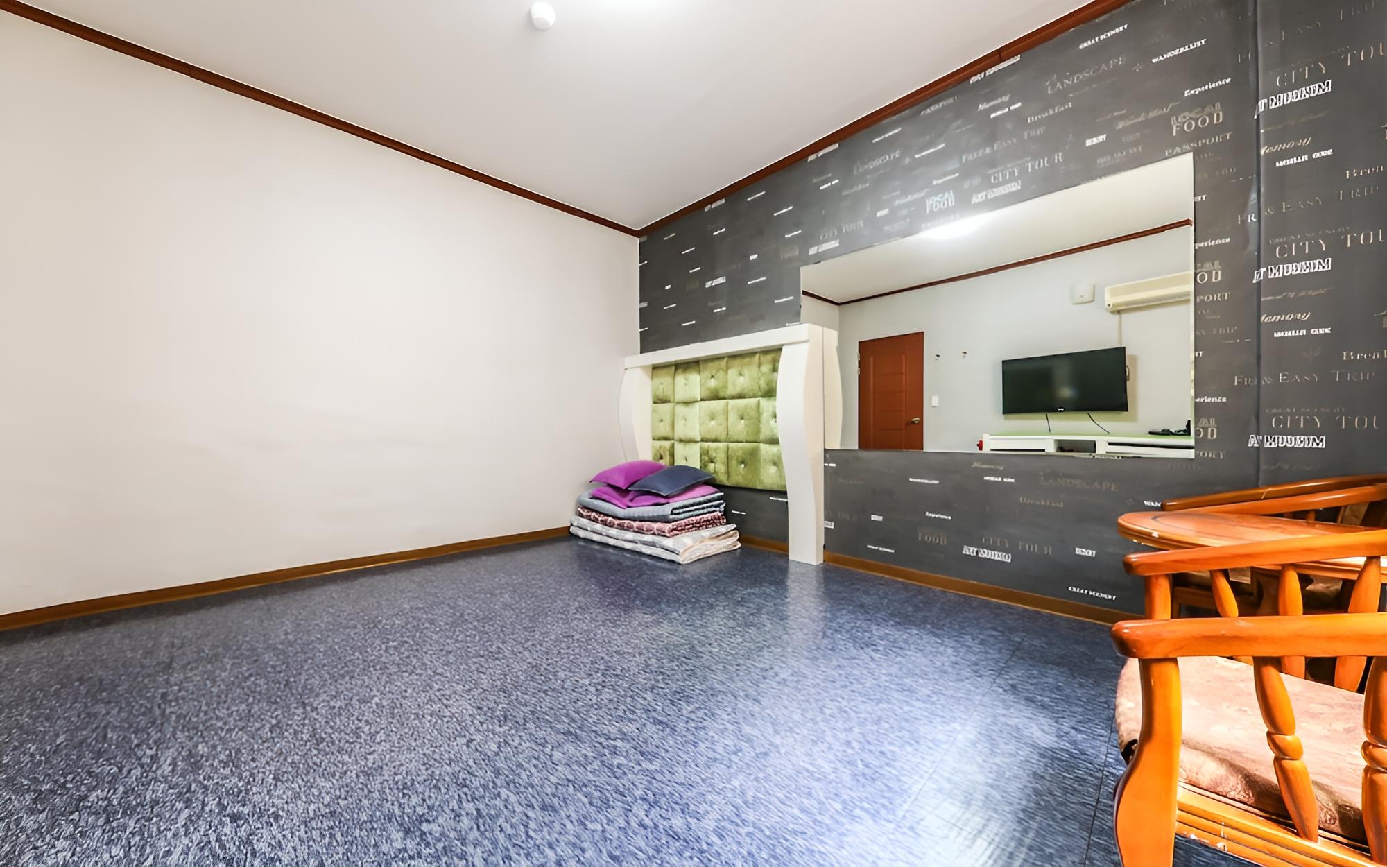 Room (Family room) - Photo 1