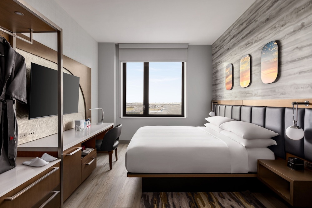 Club Room, 1 King Bed (Mobility Accessible, Tub) photo 3