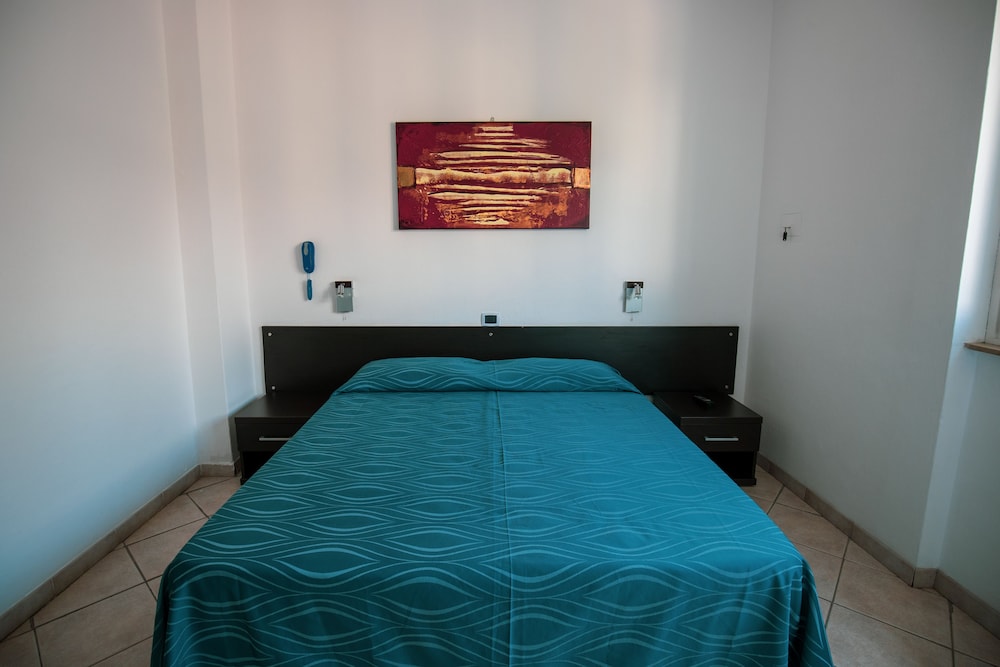 Basic Double or Twin Room, Sea View (2)