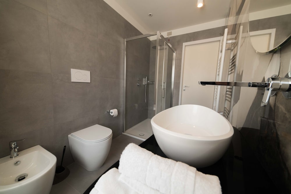 Executive Room, 1 King Bed, Non Smoking, Refrigerator & Microwave photo 3