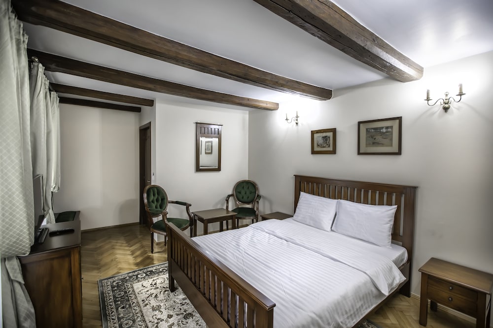 Deluxe Room, 1 Queen Bed, Non Smoking, Mountain View photo 2