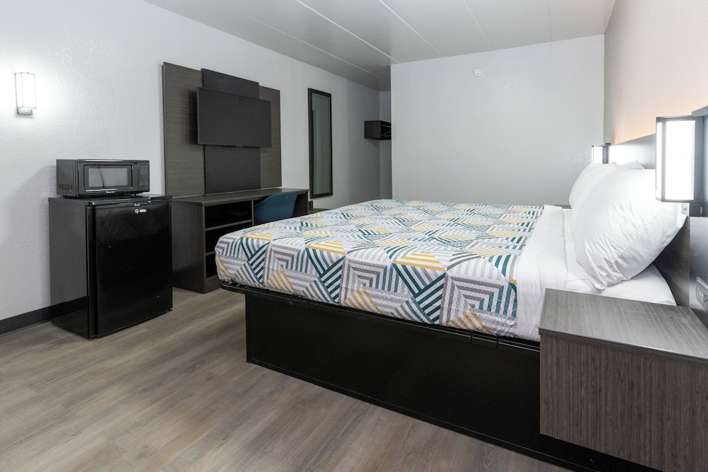 Deluxe Room, 1 King Bed, Non Smoking, Refrigerator & Microwave - Photo 2