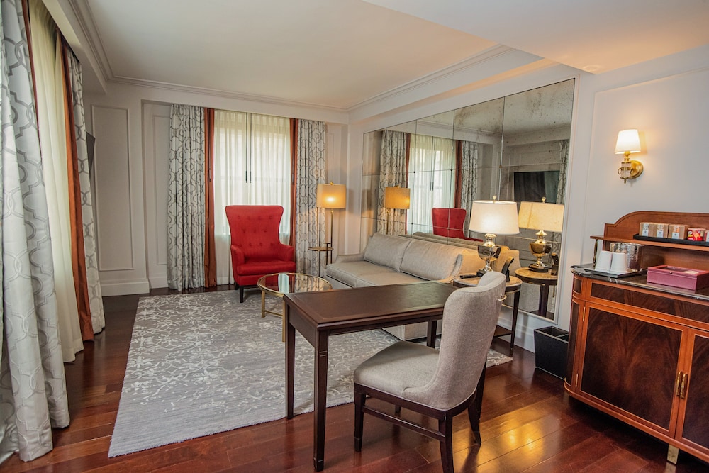 Suite, 1 Bedroom (Dining Area) thumbnail 5
