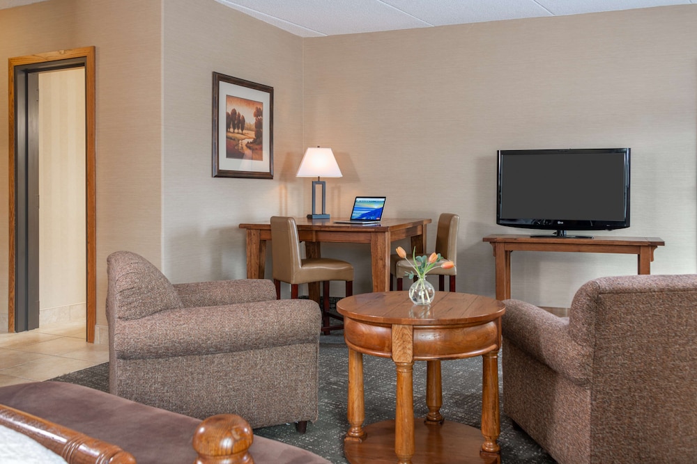 Standard Room, 1 Queen Bed, Refrigerator, Mountain View (Shower Only;No Pets In Room Type)