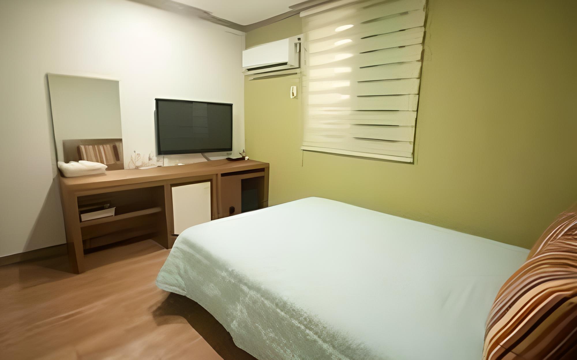 Room (Double (for 2 guests must check in by) photo 2