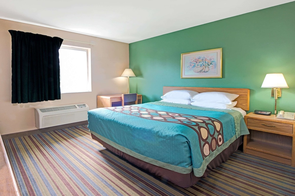 Room, 1 Queen Bed, Refrigerator