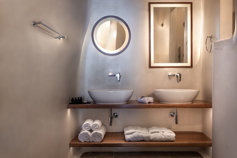 Cave Suite with Jacuzzi - Photo 20