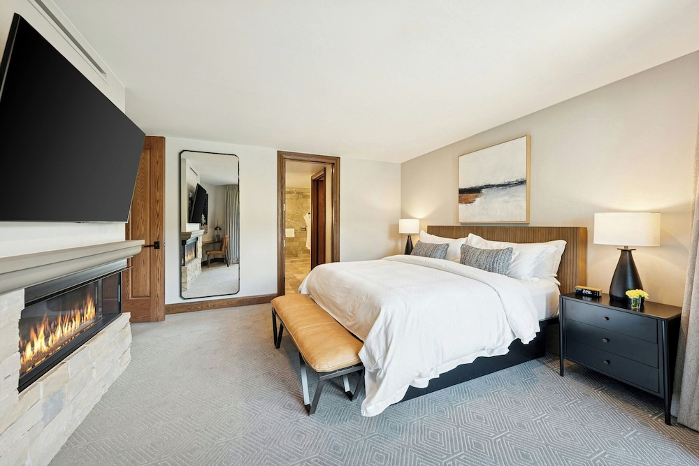 Room, 1 King Bed, Balcony photo 2