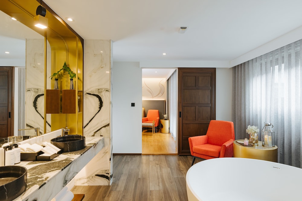 Corner Suite - Photo 5