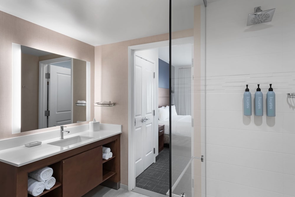 Suite, 1 Bedroom, Balcony - Photo 8
