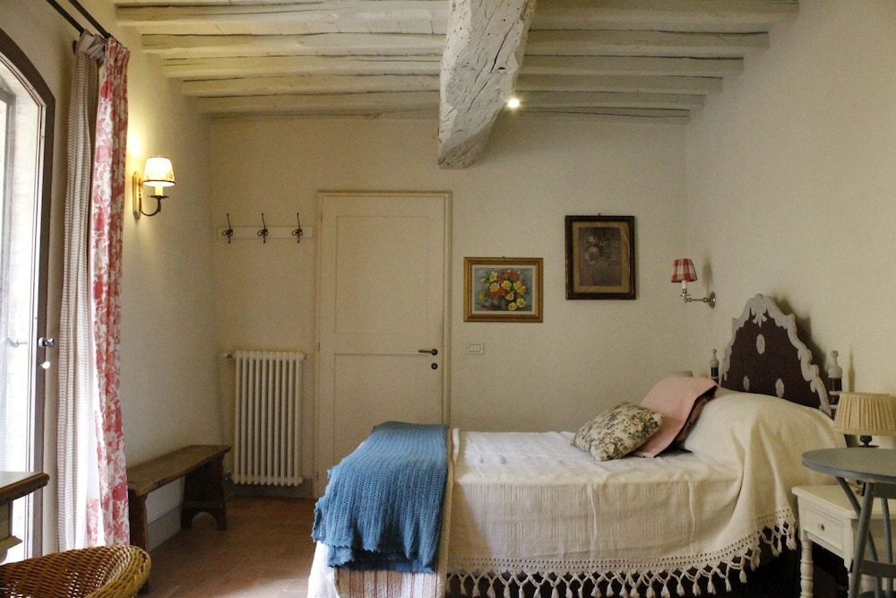 Comfort Room, 1 Queen Bed, Non Smoking, Courtyard View