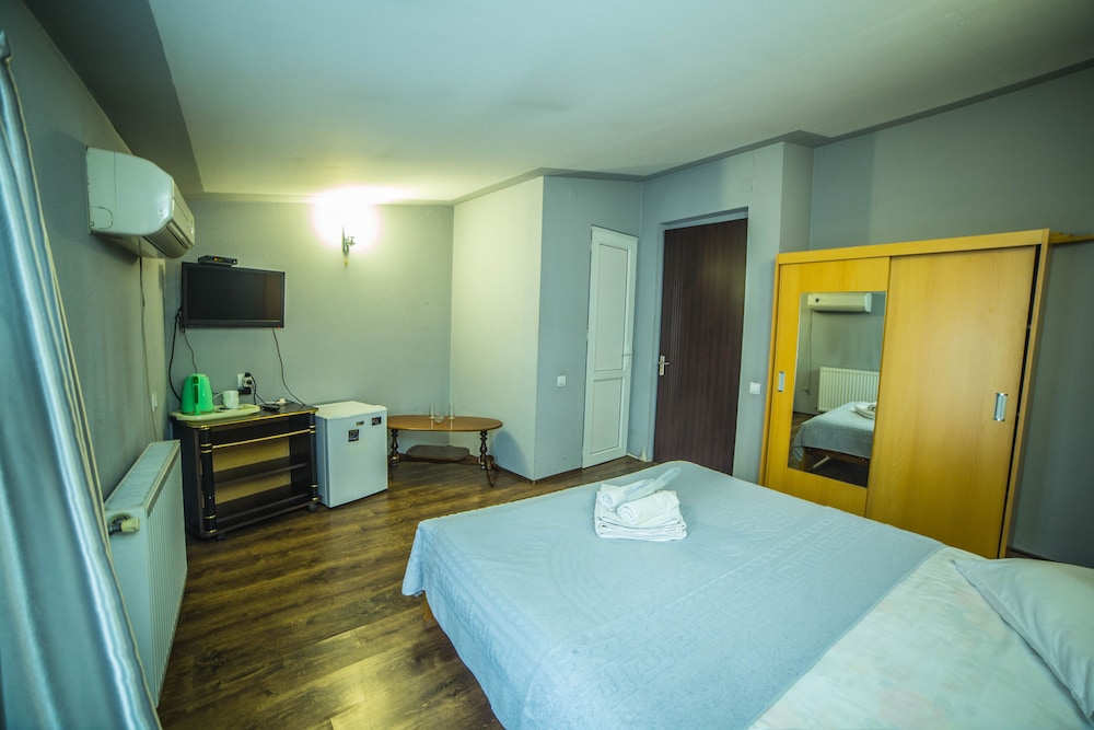 Economy Double or Twin Room photo 3