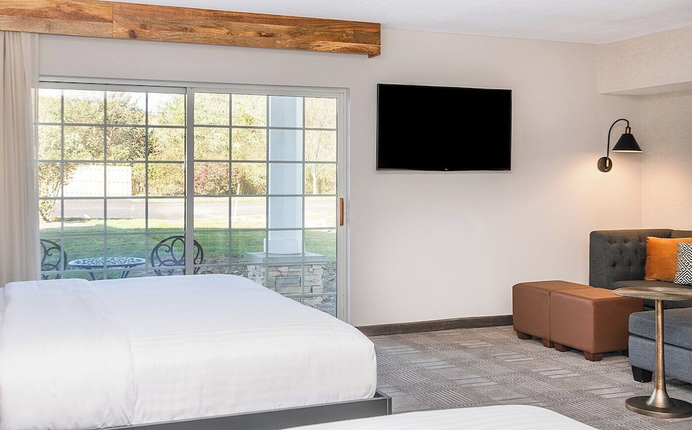 Standard Room, Multiple Beds, Accessible Bathtub - Photo 5
