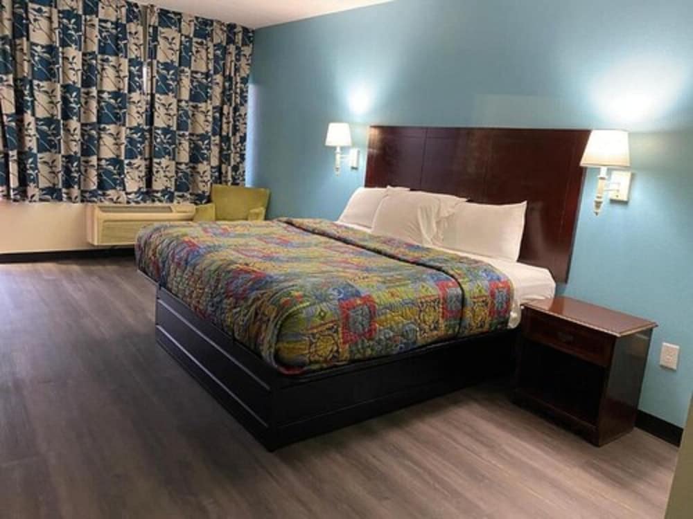 Standard Room, 1 King Bed photo 3