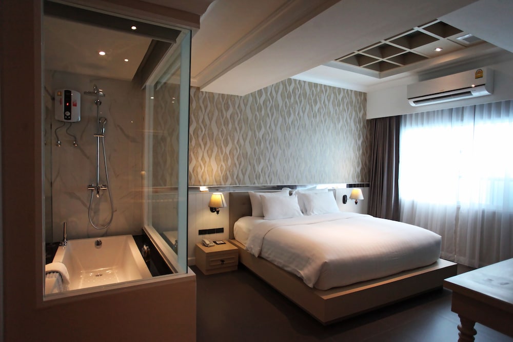 Deluxe with Bathtub photo 2