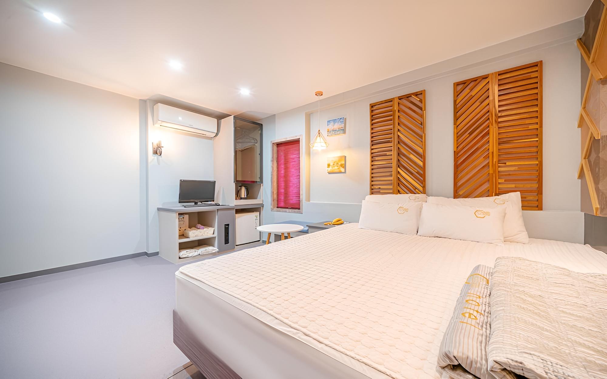 Room (Standard (Randomly provided room + Ne)
