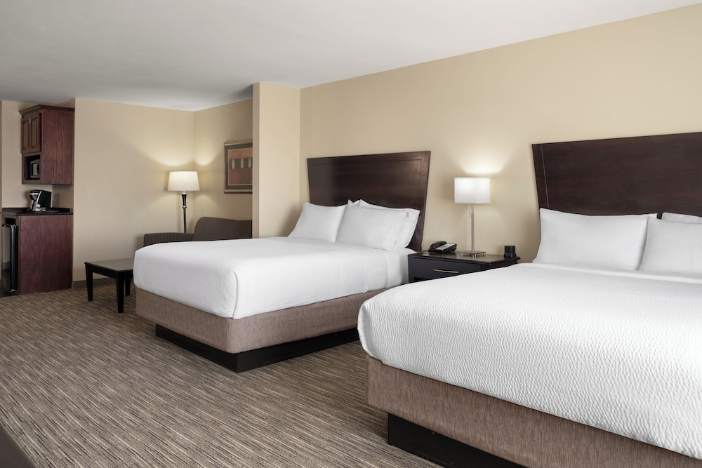 Suite, 2 Queen Beds, Microwave - Photo 3