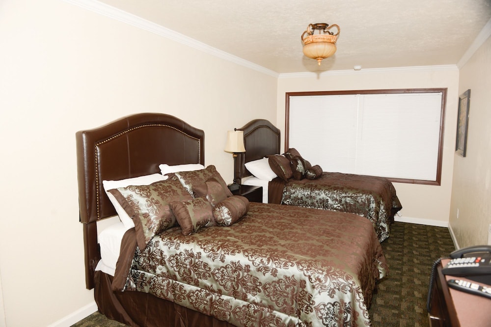 Basic Double Room, 2 Queen Beds, Accessible photo 1