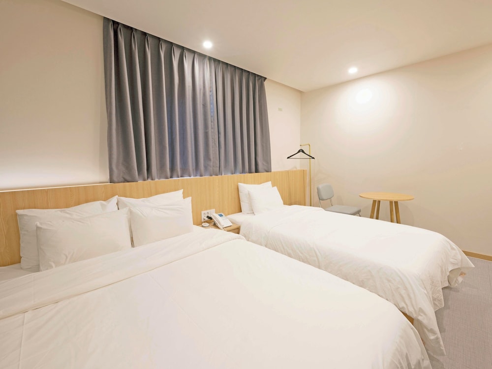 Business Twin Room - Photo 5