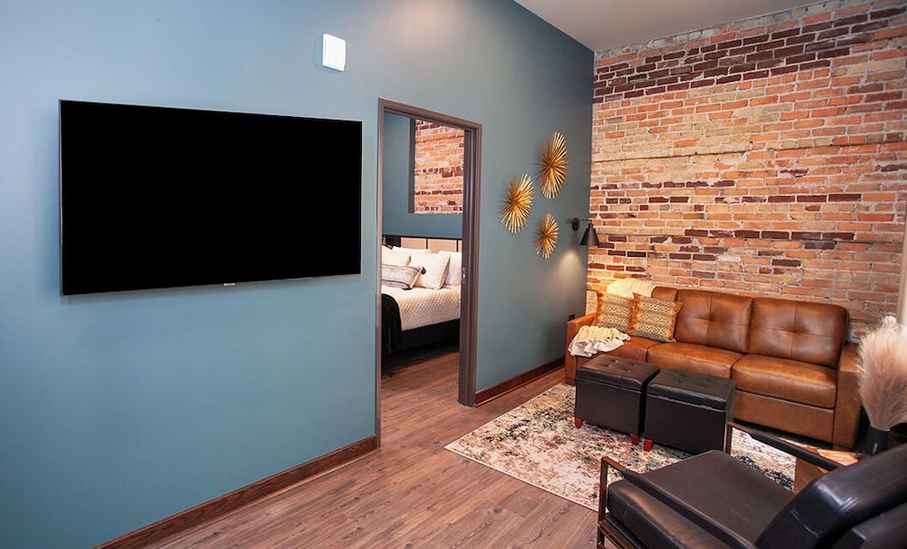 Suite, 1 Queen Bed with Sofa bed, City View photo 3