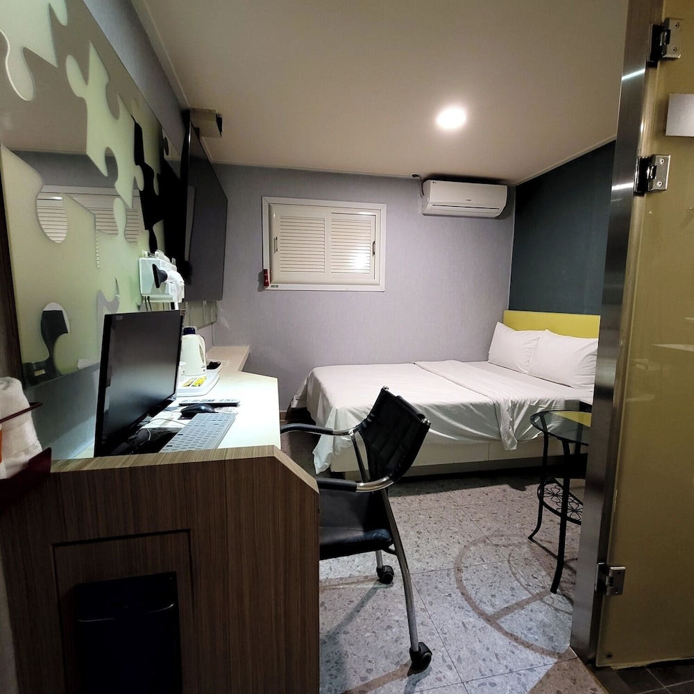 Standard Single Room, 1 Double Bed, Non Smoking, Housekeeping