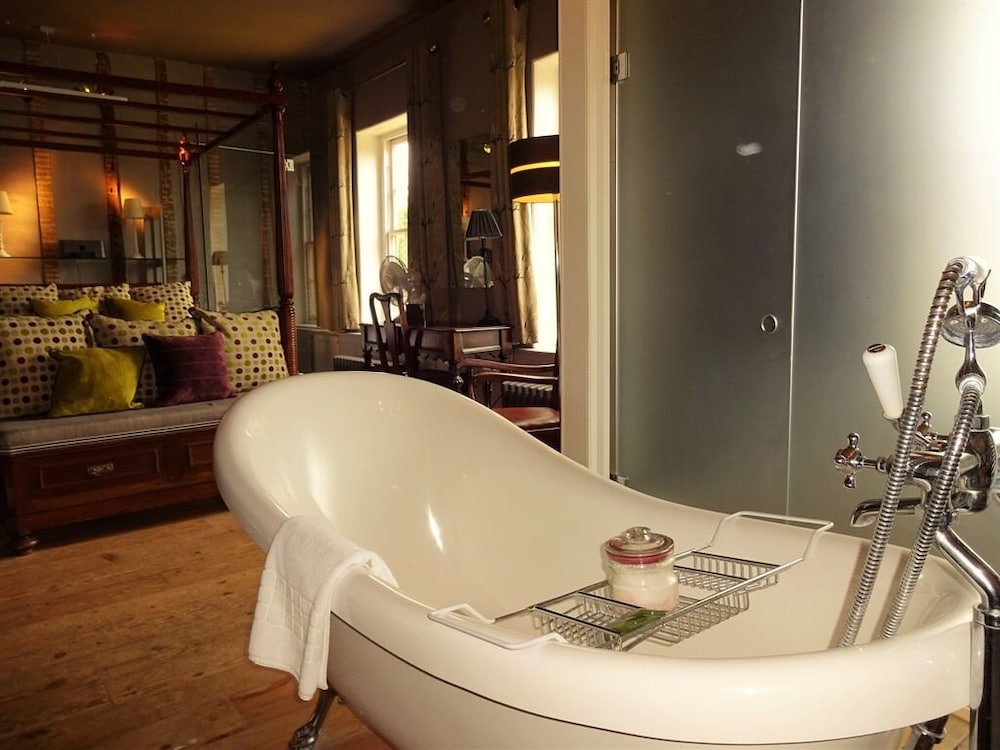 Superior Double Room, Ensuite (KING) - Photo 9