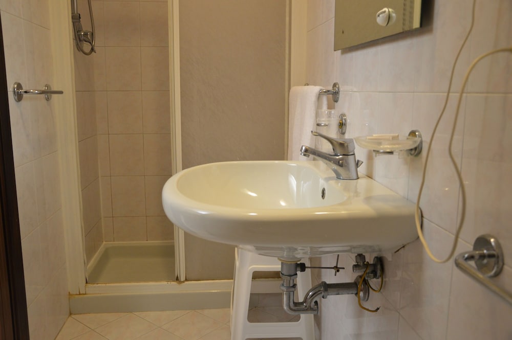 Economy Double Room - Photo 7