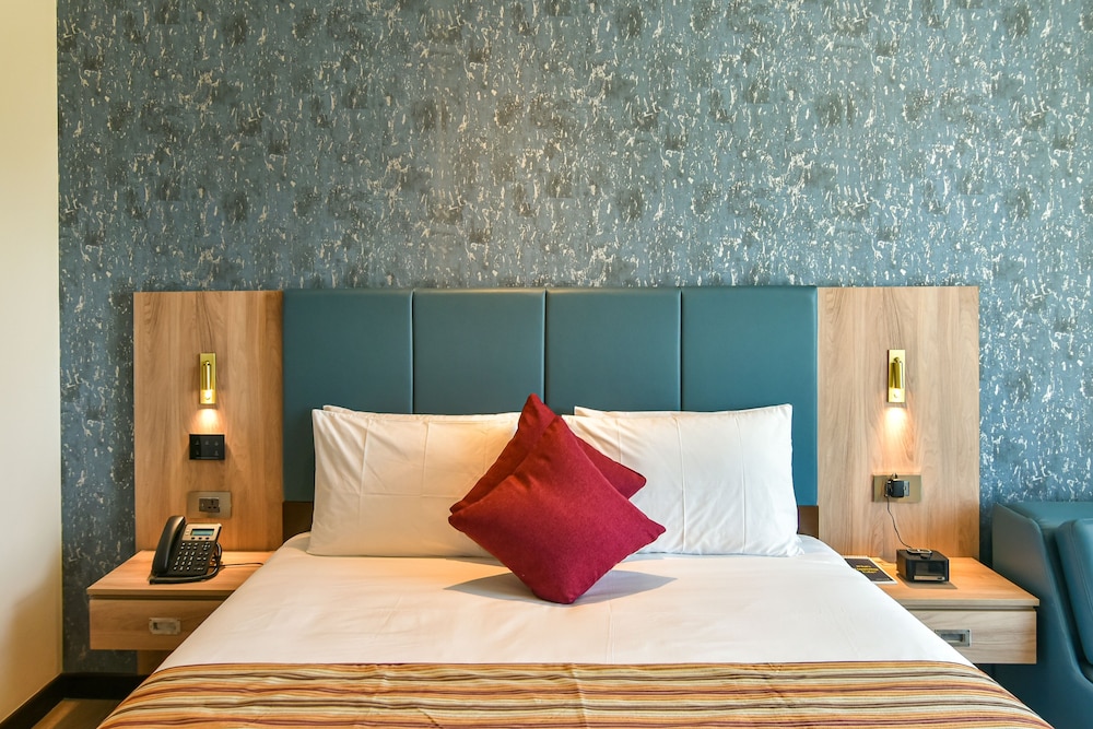Deluxe Room, 1 King Bed (Runway View) - Photo 5