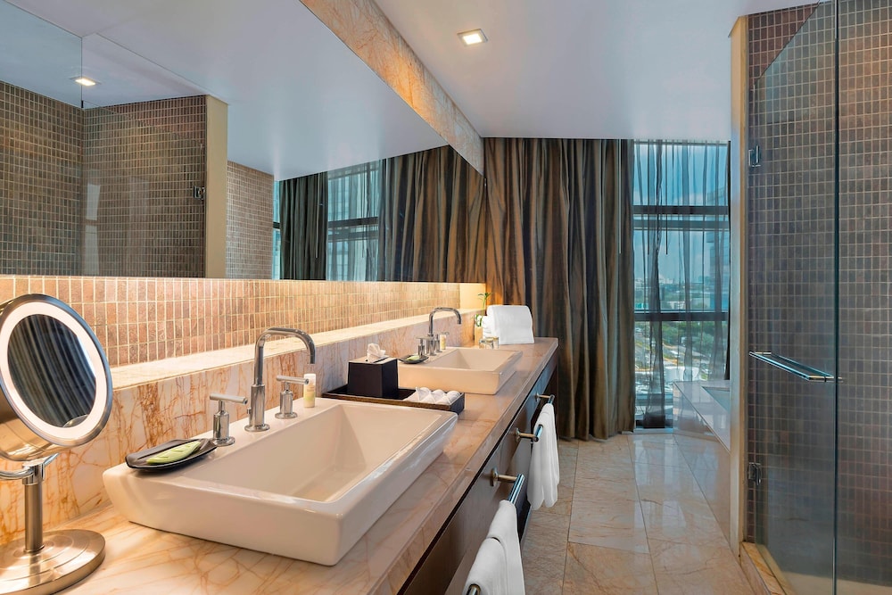 Junior Suite, 1 King Bed, Corner - Photo 3