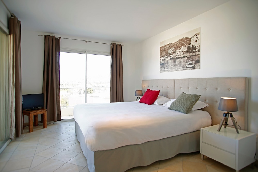 Suite, 1 Queen Bed, Terrace, Sea View (with Sofabed) photo 3