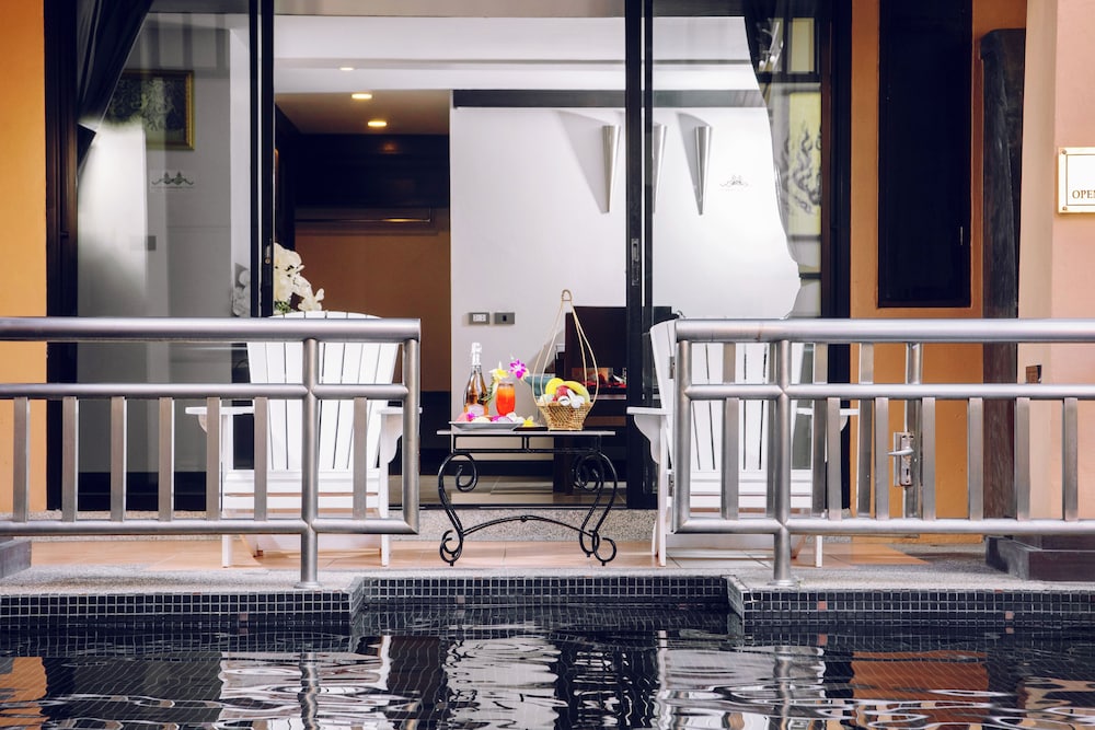 Family Suite Pool Access - Photo 6