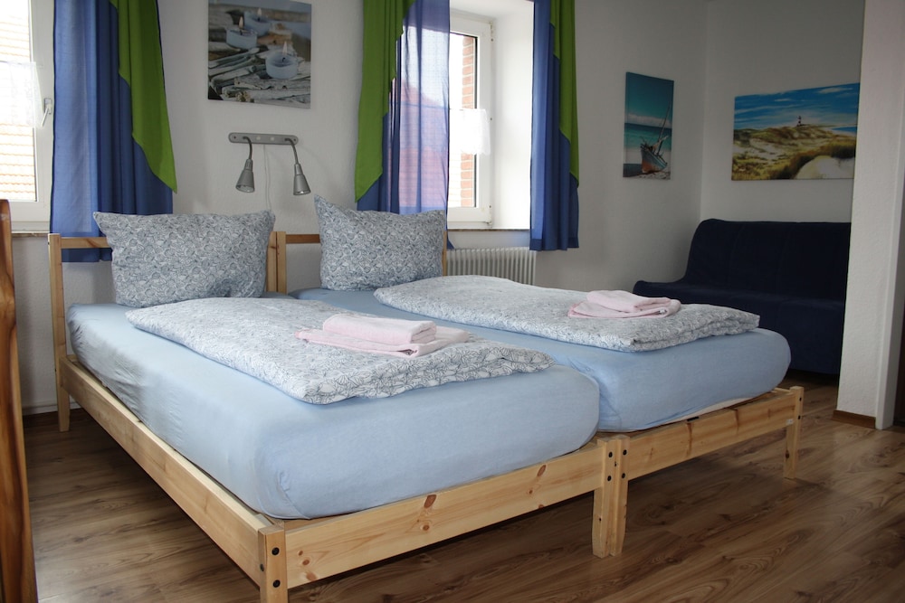 Basic Double Room Single Use, 1 Queen Bed photo 2