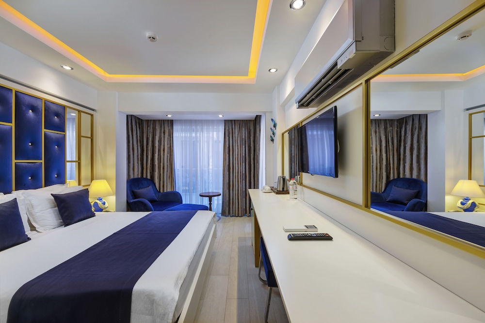 Deluxe Room, 1 Bedroom, Non Smoking, Partial Sea View photo 1