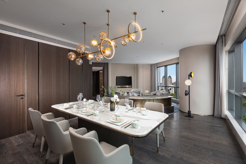 Suite, 1 Bedroom, Club Lounge Access (Dining, Kitchenette) thumbnail 5