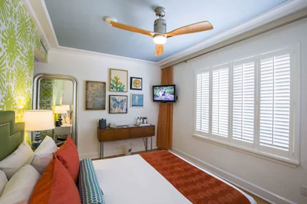 Deluxe Room, 1 Queen Bed, Courtyard View (Communications) - Photo 3