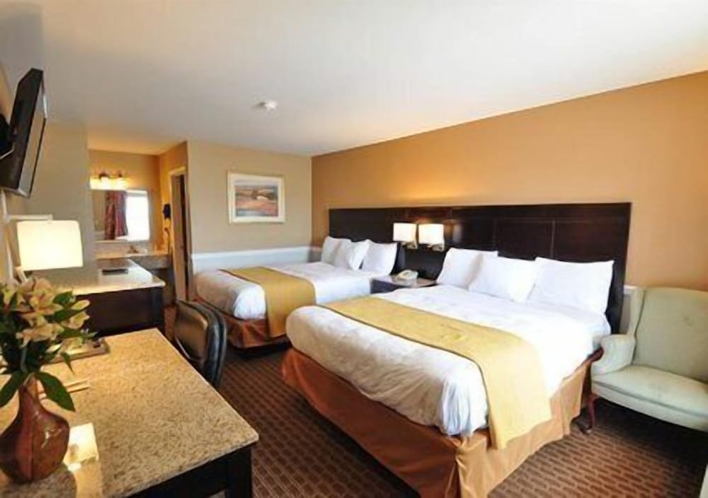 Standard Room, 2 Queen Beds, Smoking - Photo 2