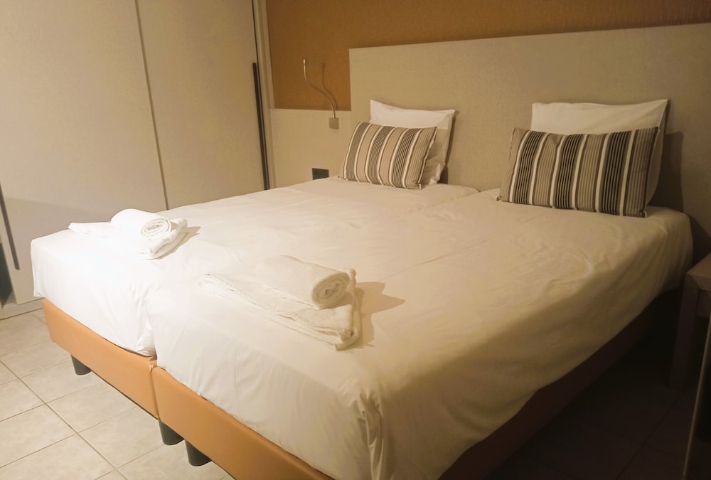 Traditional Apartment, Multiple Beds, Kitchen