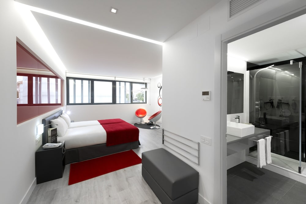 Standard Double Room thumbnail 6