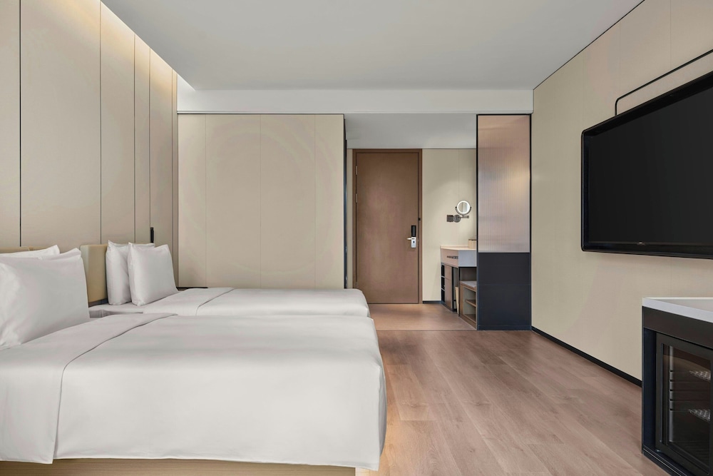 Comfort Room, 2 Twin Beds, City View