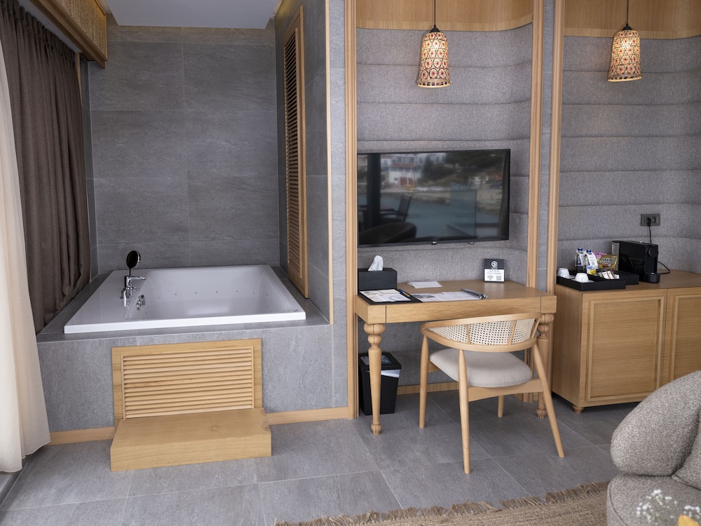 Corner Suite - Photo 12