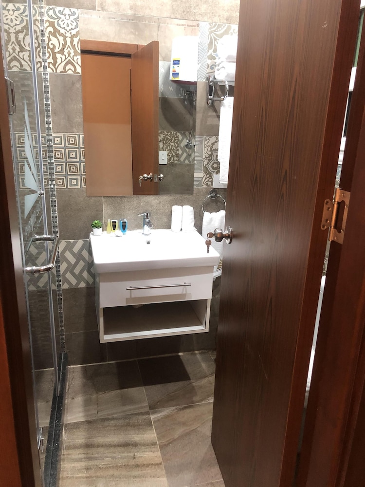 Standard Triple Room, City View - Photo 4