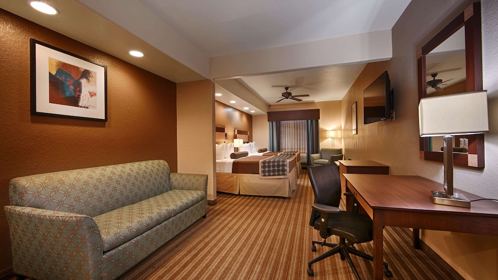 Suite, 2 Queen Beds, Non Smoking, Refrigerator & Microwave (with Sofabed) - Photo 1