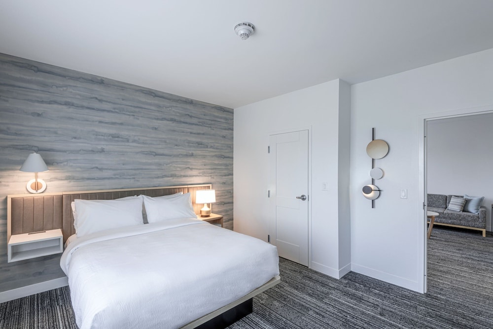 Suite, 1 Bedroom - Photo 2