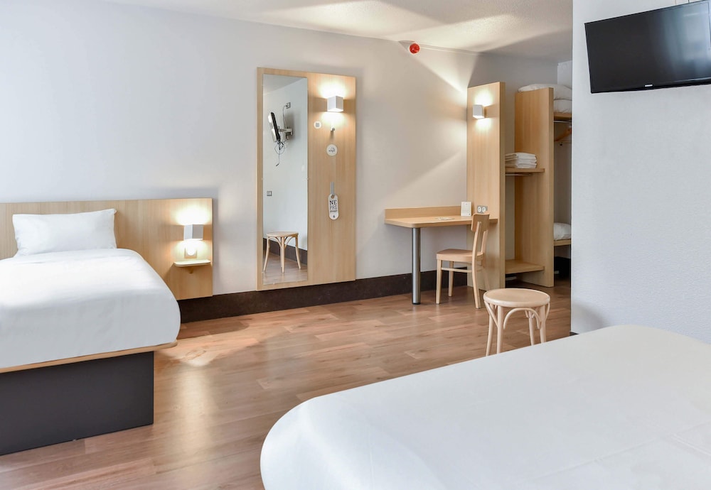 Standard Triple Room, Mobility Accessible photo 3