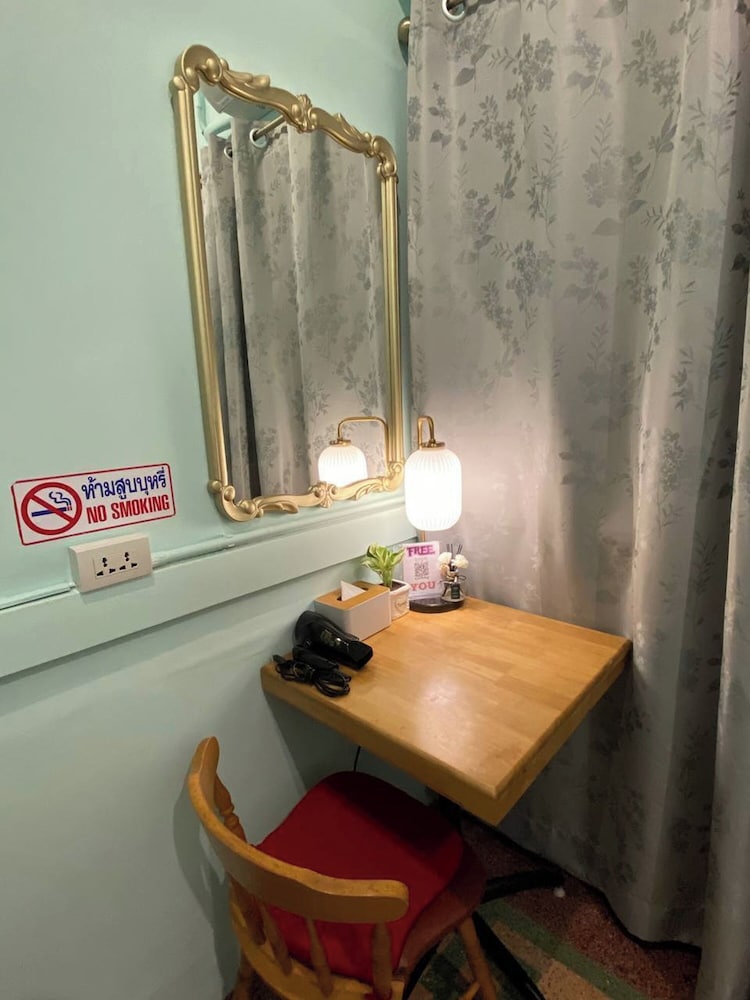 Deluxe Room, 1 Queen Bed photo 2