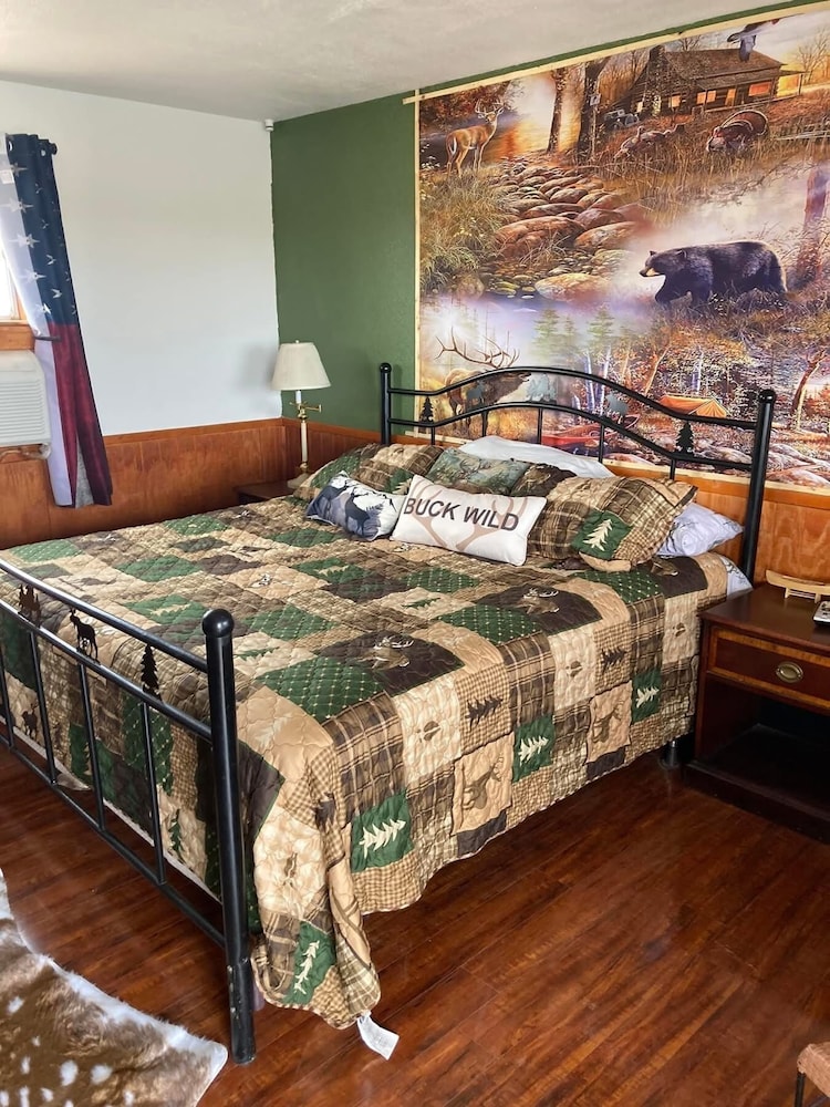 Suite #3, Deluxe Studio Suite, 1 King Bed, Kitchenette, Ground Floor photo 2