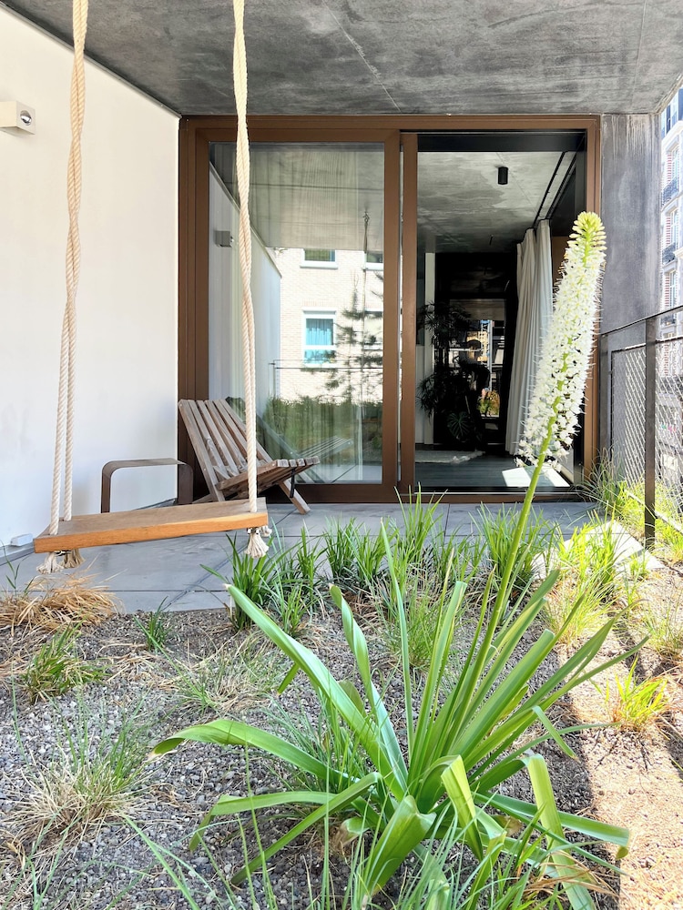 Studio, 1 King Bed (R3)