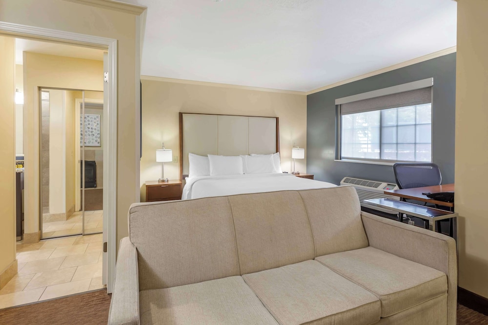 Executive Suite, 1 King Bed, Non Smoking, Jetted Tub photo 3