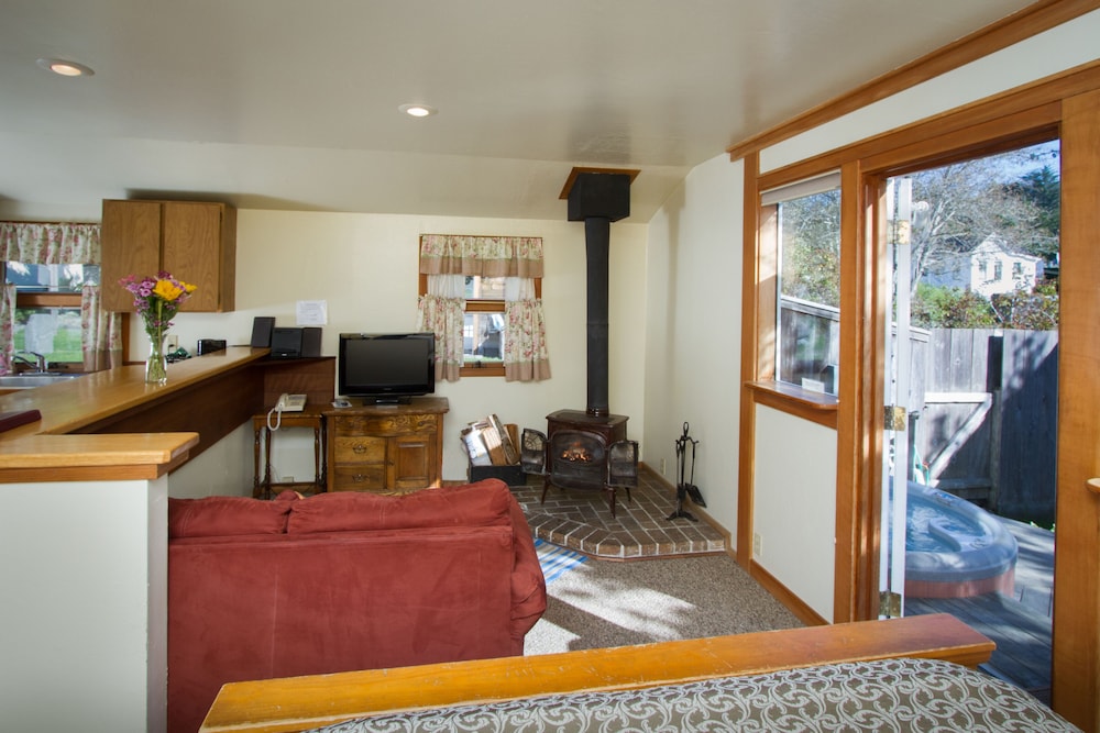 Classic Cottage, Private Hot Tub (Garden Cottage) photo 2